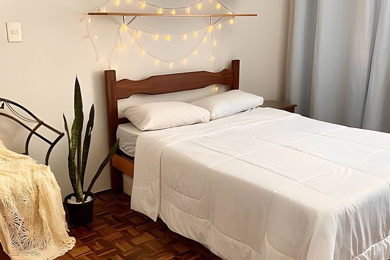 Kitnet na rua da UFV com SMART TV e Garagem