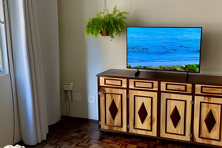 Kitnet na rua da UFV com SMART TV e Garagem