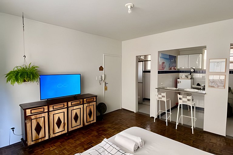 Kitnet na rua da UFV com SMART TV e Garagem